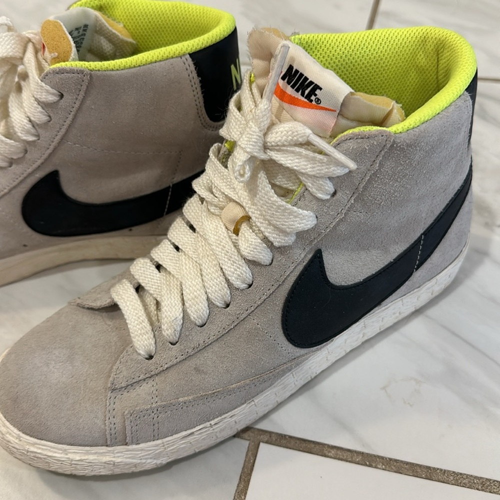 Nikes Vintage High Top Sneakers